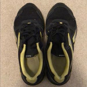 Black and yellow Reebok tennis shoes size 6